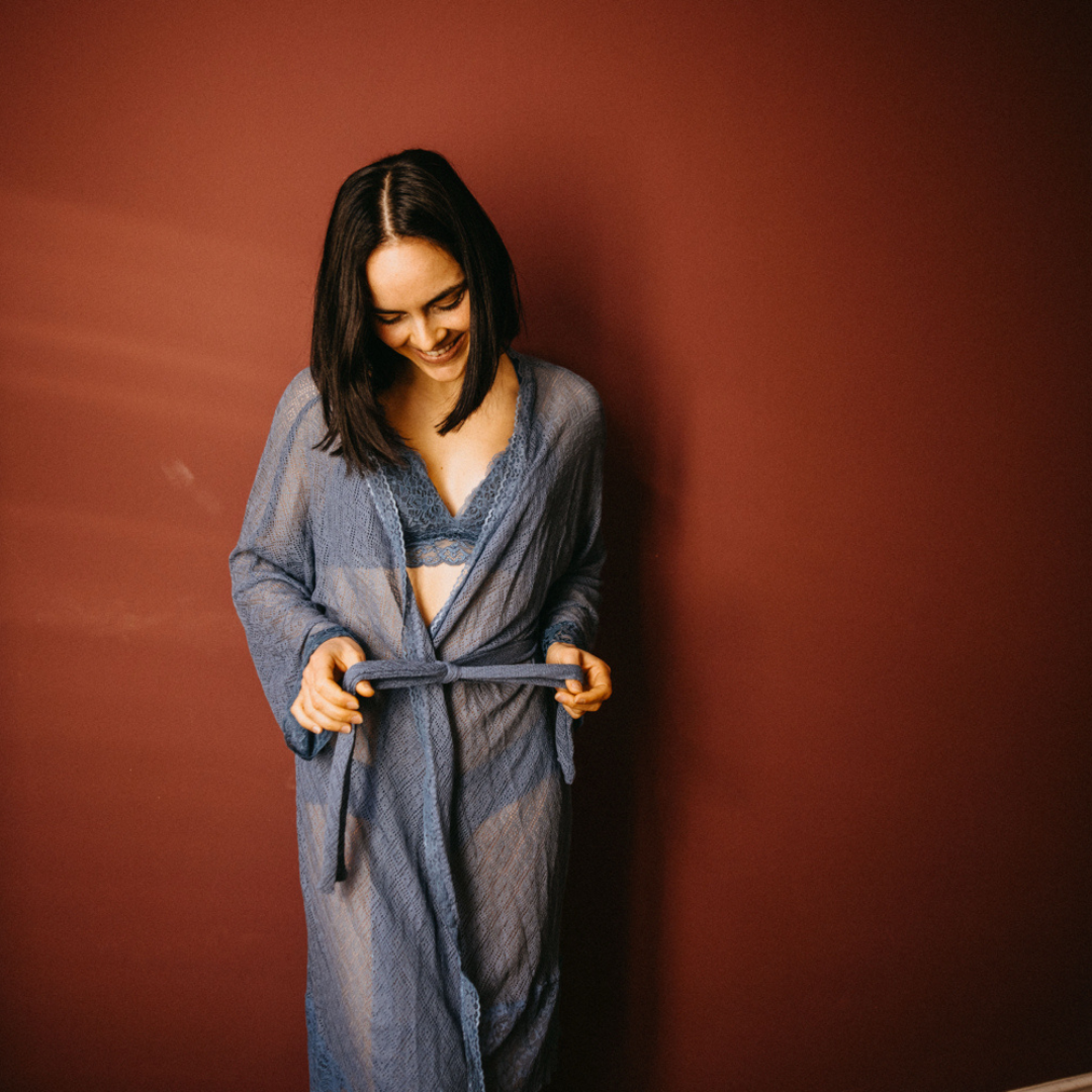 Spitzenmorgenmantel Lorena - taubenblau